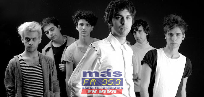 "Besos en la Espalda" es el nombre del tercer álbum de estudio de Indios y será lanzado en el mes de mayo. La presentación oficial en vivo será el 5 de julio.