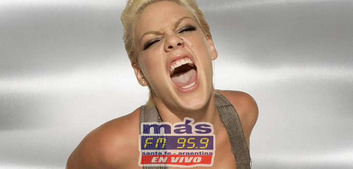 Un avión privado en el que viajaba el manager de la cantante Pink y otros miembros de su equipo, se estrelló e incendió este martes por la madrugada en Dinamarca. 