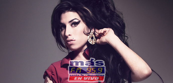 Amy Winehouse fue una destacada cantante y compositora británica que logró un sonido único mezclando el jazz, el R&B, el soul y el ska. ¡Será holograma!

Una voz poderosa que se apagó muy pronto. Murió a los 27 años, el 23 de julio de 2011. En los últimos años había tenido varios problemas por adicciones.