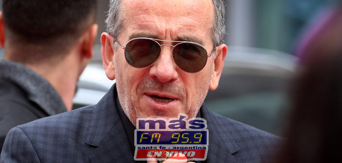 Elvis Costello confirmó que “Look Now”, su nuevo álbum con The Impostors, será publicado el 12 de octubre a través de Concord Records. 

Dijo que su intención había sido crear material en el estilo de “Imperial Bedroom” (1982) y “Painted From Memory” (1998), el último de los cuales fue una colaboración con Burt Bacharach.