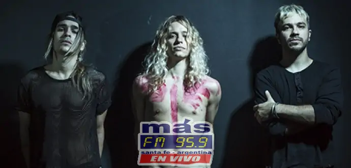 Tras agotar todas las entradas para el show que la banda ofrecerá en el Teatro Colegiales, Airbag sorprende con el lanzamiento de "Como un Diamante", primer adelanto de su próximo álbum de estudio. Después de un par de adelantos que dejaron en redes sociales, finalmente el trío de rock formado por los hermanos Sardelli, presentó el flamante video de su sencillo "Como un Diamante". Tras agotar todas las entradas para el show que la banda ofrecerá en el Teatro Colegiales, Airbag sorprende con el lanzamiento de "Como un Diamante", primer adelanto de su próximo álbum de estudio.
Después de un par de adelantos que dejaron en redes sociales, finalmente el trío de rock formado por los hermanos Sardelli, presentó el flamante video de su sencillo "Como un Diamante".
