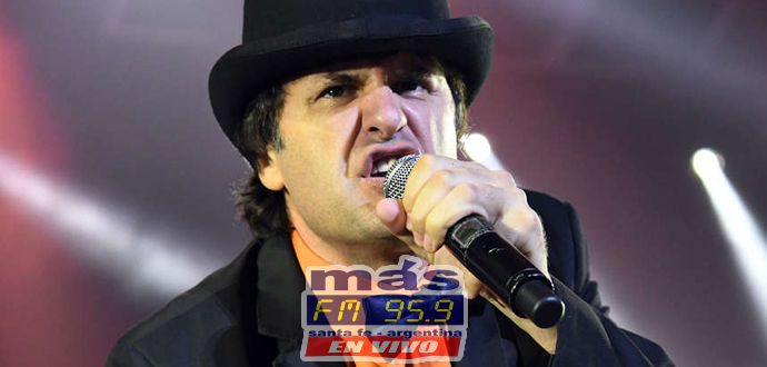 Ciro observa la ciudad y evoca a "la locura que nos lleva este ritual". Esa imagen pertenece a "Dice", nuevo video clip del ex Piojos junto a Los Persas.