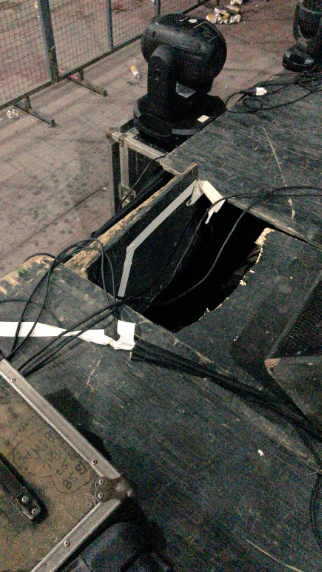 El cantante de NTVG tuvo una noche accidentada en su último show.

No Te Va Gustar (NTVG), tuvo una noche accidentada en el Club Tesioreri durante su presentación en la ciudad de Catamarca. 

Mientras interpretaban "El Camino", los integrantes del grupo saltaban a la par del público pero una sopresa cambió todo.