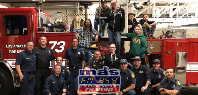 Mientras los incendios forestales siguen devastando el sur de California, los bomberos de Calabasas recibieron la ayuda de Dave Grohl. 