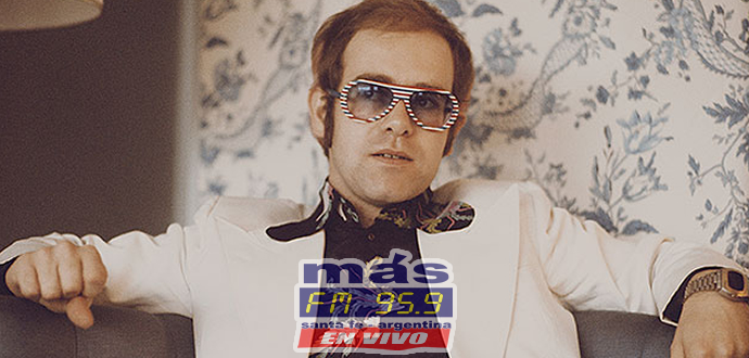 La cadena británica John Lewis & Partners tiene un nuevo spot televisivo navideño y es una joya.El comercial lo tiene al talentoso Elton John como protagonista. 

El clip comienza cuando vemos al cantante en su casa, de noche, sentado junto a su piano tocando su clásico tema Your Song.