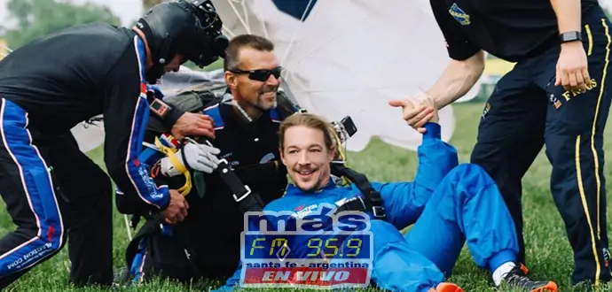 dj diplo cayó del cielo al llegar en paracaída a su show dj diplo cayó del cielo al llegar en paracaída a su show