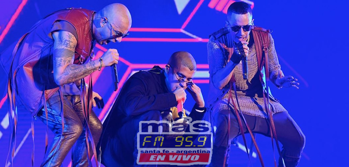 El dúo indiscutible de reggaetón, Wisin & Yandel, llamó al trapero Bad Bunny y lo que hicieron realmente es bueno.

Wisin & Yandel lanzaron el esperado videoclip de "Dame Algo", canción que forma parte del último álbum del dúo, al que llamaron Campeones del Pueblo.

El video dirigido por Fernando Lugo, transcurre en un partido de baloncesto femenino, entre los equipos las Guayadoras y las Bichotas.