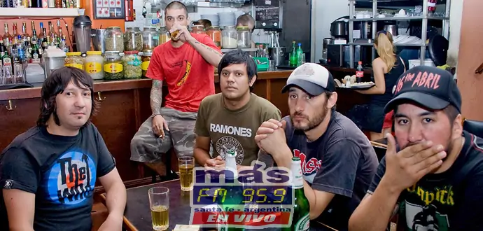 Los chicos de 2 Minutos volvieron a mostrar sus buenas dotes actorales en el video de "Contrabando de Amor", tema original de Los Fabulosos Cadillacs, en un adelanto de su próximo disco de covers. Los chicos de 2 Minutos volvieron a mostrar sus buenas dotes actorales en el video de "Contrabando de Amor", tema original de Los Fabulosos Cadillacs, en un adelanto de su próximo disco de covers.