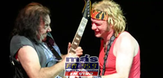 La Renga continúa regalando a sus fans videos inéditos que atesora en su extenso archivo, para celebrar su aniversario número 30 como grupo. Ahora llegó el turno de uno con Pappo. El trío de Mataderos compartió en su cuenta oficial de Youtube, la blusera y humorística “2+2=3” y “Fiesta Cervezal” junto a Pappo. La Renga continúa regalando a sus fans videos inéditos que atesora en su extenso archivo, para celebrar su aniversario número 30 como grupo. Ahora llegó el turno de uno con Pappo.
El trío de Mataderos compartió en su cuenta oficial de Youtube, la blusera y humorística “2+2=3” y “Fiesta Cervezal” junto a Pappo.