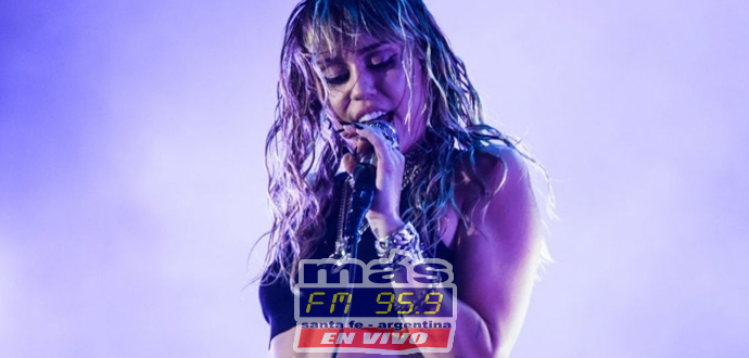 Miley hizo el clásico de Pink Floyd, "Comfortably Numb", del gran disco The Wall, próximo a cumplir 40 años de su salida. 