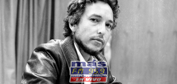 Bob Dylan tiene 78 años y desde hace más de medio siglo, recorre como una piedra rodante, ciudades a lo largo y a lo ancho de los Estados Unidos. 