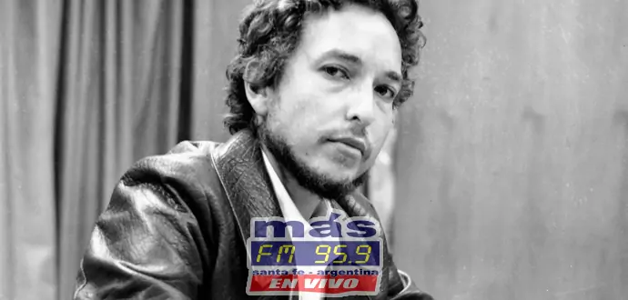 Bob Dylan tiene 78 años y desde hace más de medio siglo, recorre como una piedra rodante, ciudades a lo largo y a lo ancho de los Estados Unidos. Bob Dylan tiene 78 años y desde hace más de medio siglo, recorre como una piedra rodante, ciudades a lo largo y a lo ancho de los Estados Unidos.