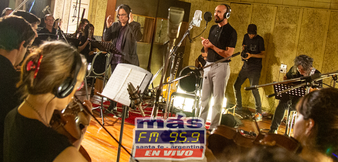 La canción Cien Años de Abel Pintos que se ubica hace varios meses en los principales puestos de los ranking radiales y digitales consolidándose como un nuevo hit