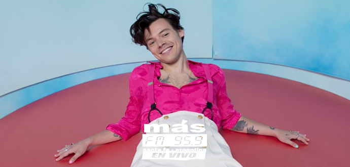 Harry Styles estrena Golden, su nuevo video dirigido por Ben y Gabe Turner, el cual fue filmado con el telón de fondo de la costa de Amalfi.